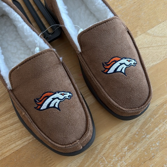 NFL Broncos men’s slippers - Picture 5 of 7